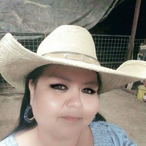 Meet your Posher, Edna meza